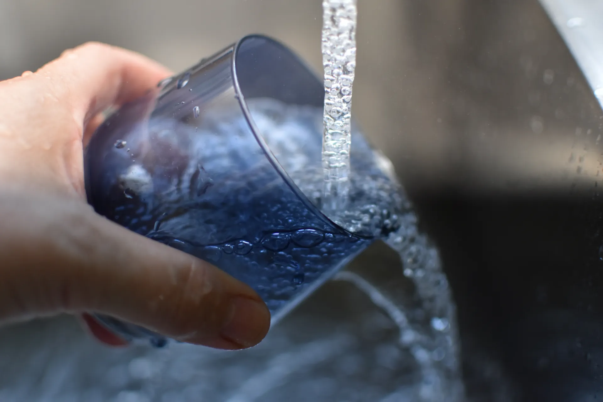 Sprudelwasser wird weggeschüttet