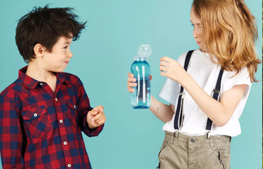 Kindergartenkinder mit Wasserflasche