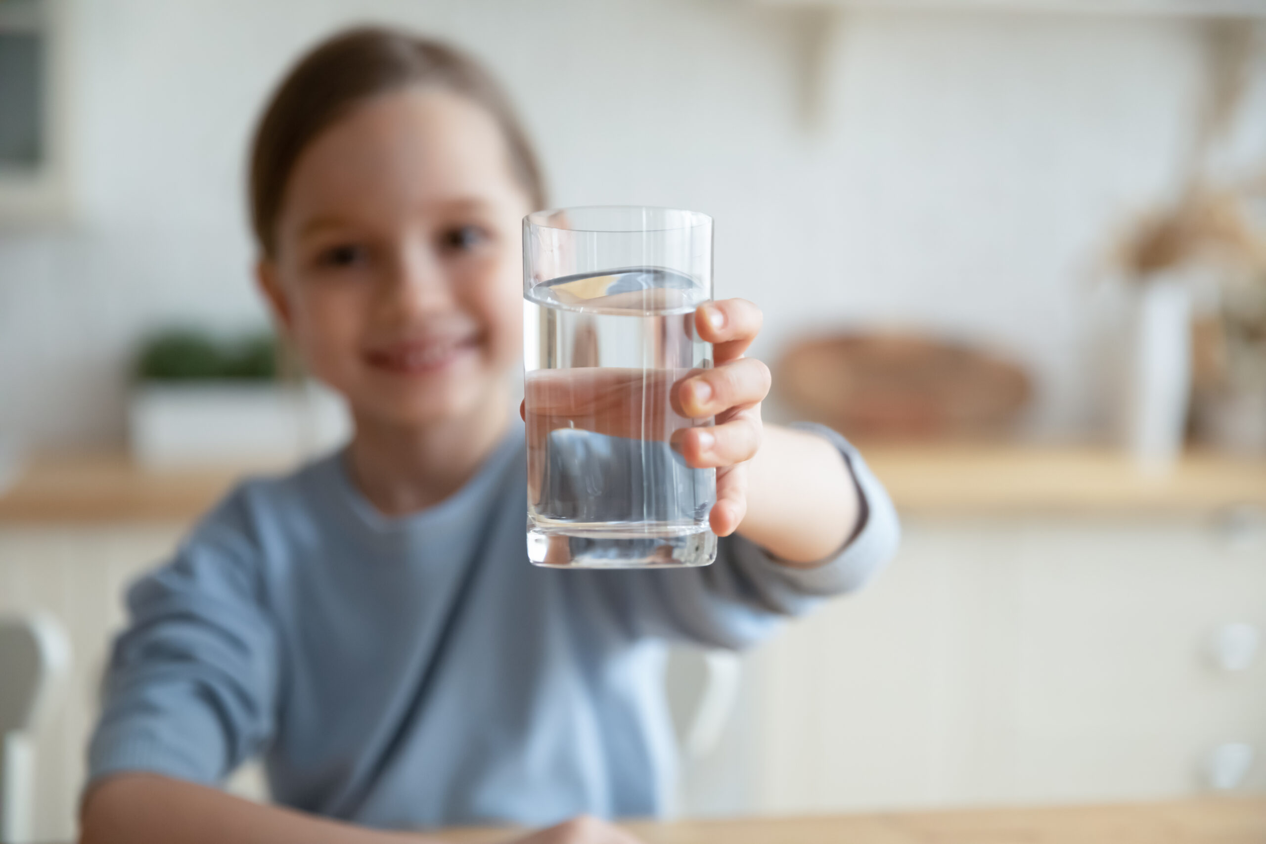 Kind mit Wasserglas
