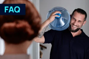 Culligan Mitarbeiter trägt Alpenwasserflasche in Wohnung