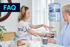 Familie sitzt am Esstisch und bedient sich bei Culligan Wasserspender