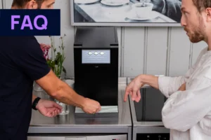 Mitarbeiter erklärt Kunden wie man die Temperatur ändert