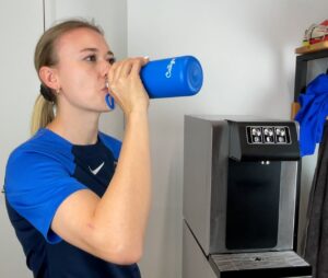 Fk Austria Spielerin trinkt aus Culligan Wasserflasche