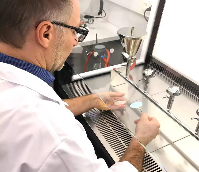 Wasser-Analyse-Labor-von-Culligan-mit-Techniker