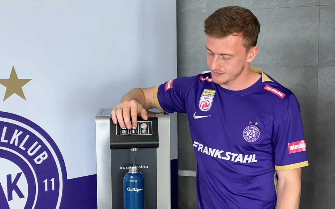 FK Austria Fußballer holt Wasser von Leitungsgebundenen Wasserspender