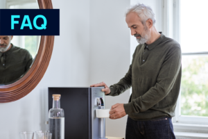 Mann holt sich Heißwasser von Culligan Wasserspender