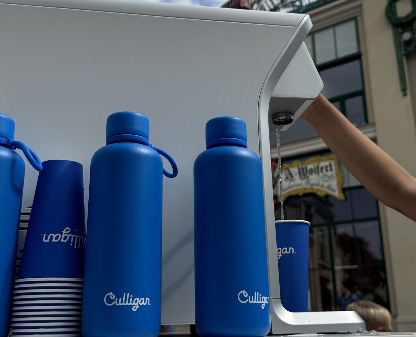 Culligan Wasserflaschen und Papierbecher vor Selfizz Neo