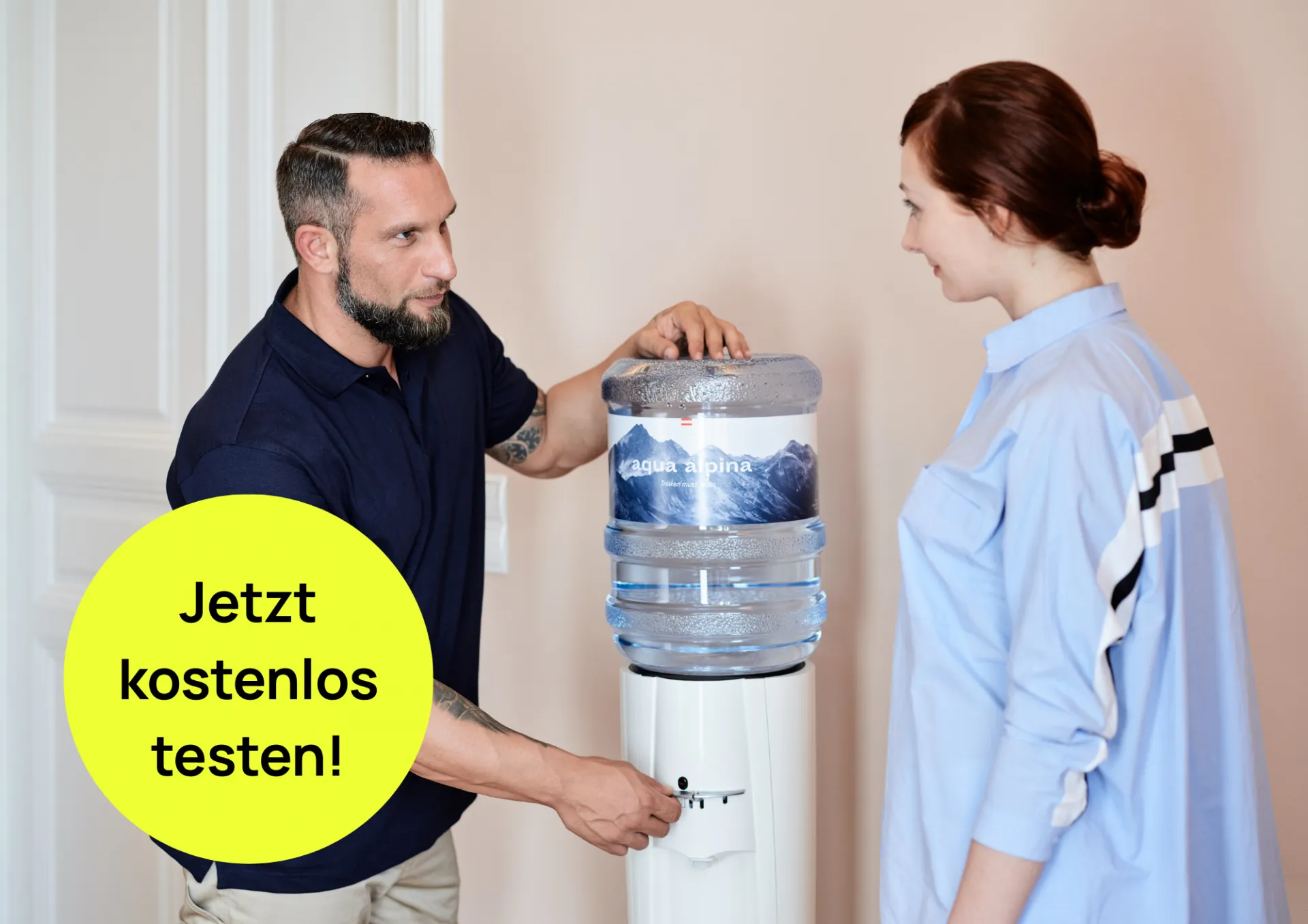 Servicemitarbeiter erklärt Kundin den Wasserspender (mit Kostenlos testen Störer)