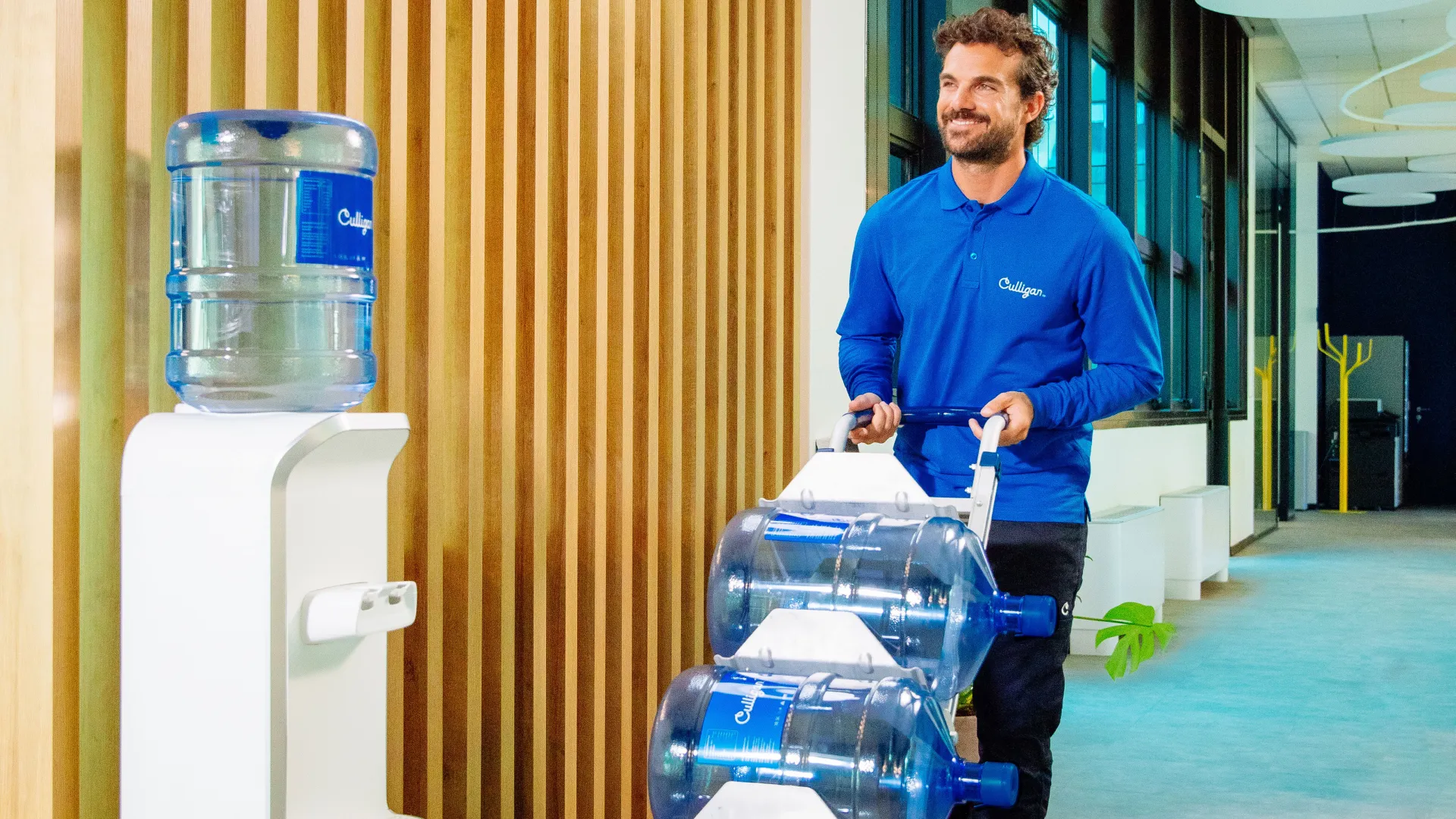 Culligan Mitarbeiter liefert Wasser an