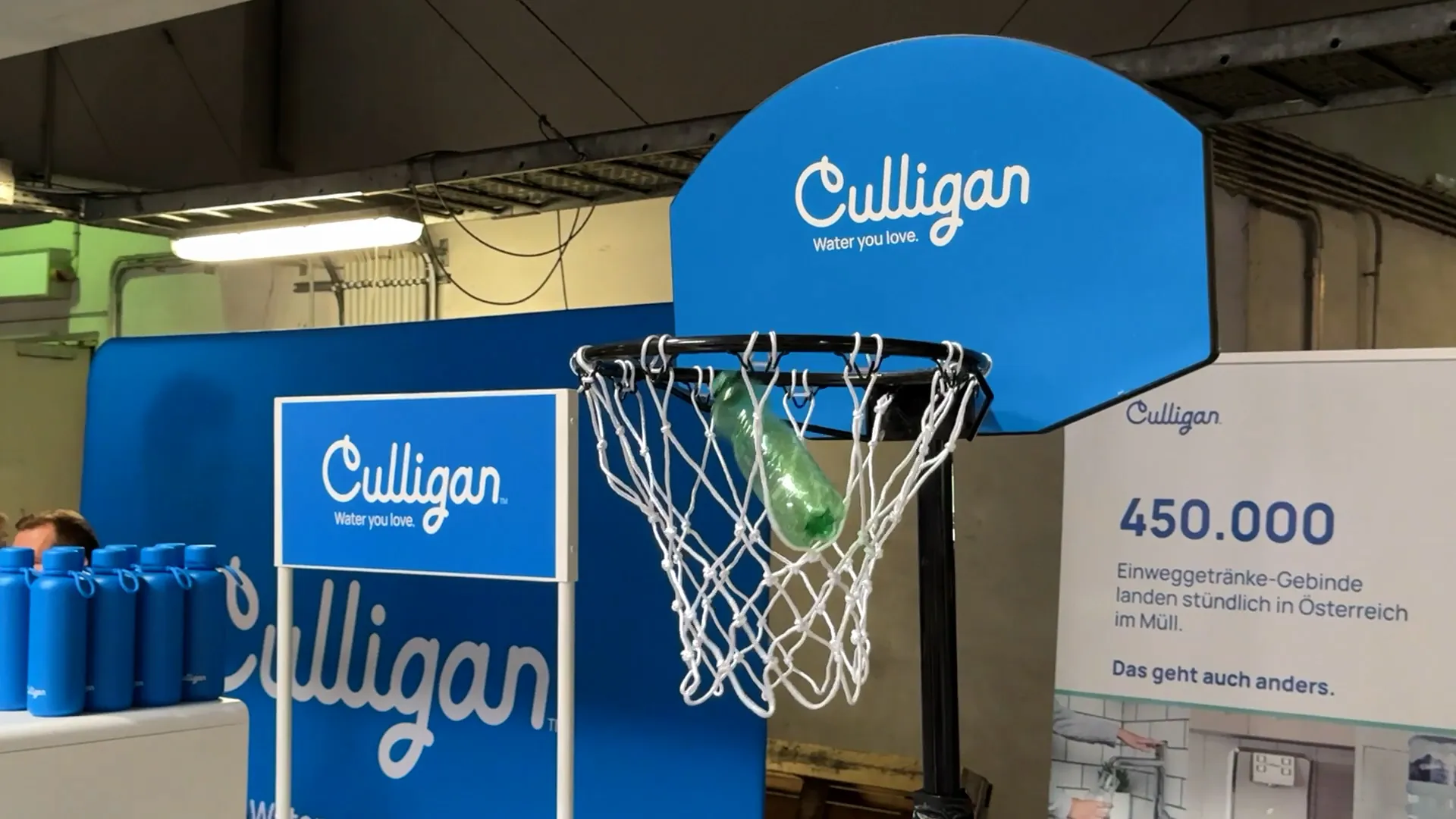 Plastikflasche fliegt durch Basketballnetz