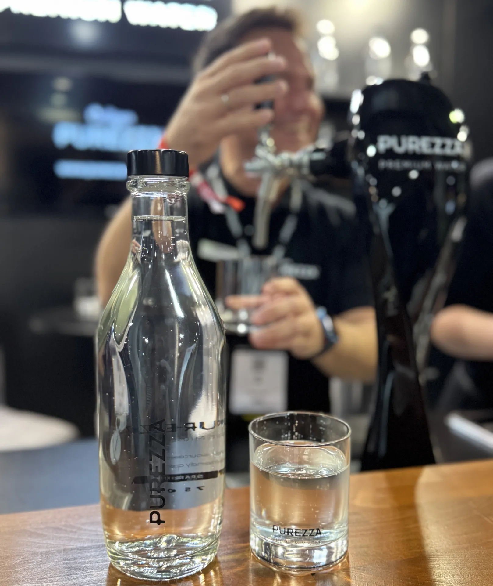 Purezza Gerät in Bedienung mit Flasche im Vordergrund