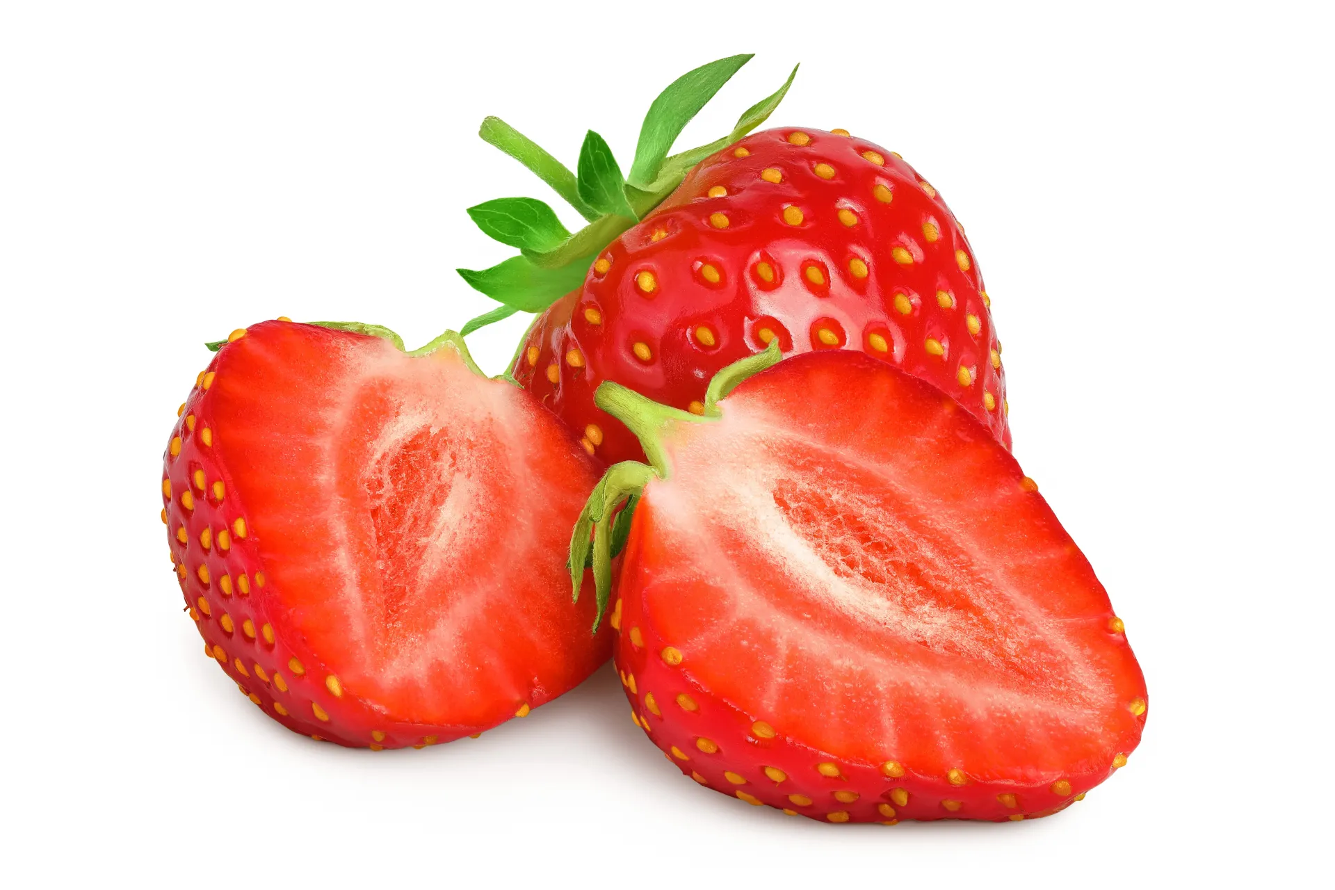 Reife Erdbeere mit grünem Blattansatz, daneben zwei Hälften einer aufgeschnittenen Erdbeere, freigestellt vor weißem Hintergrund.