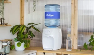 Moderner Culligan Wasserspender mit Touch-Bedienung und großem Wasserkanister, freistehend in einem hellen Innenraum.