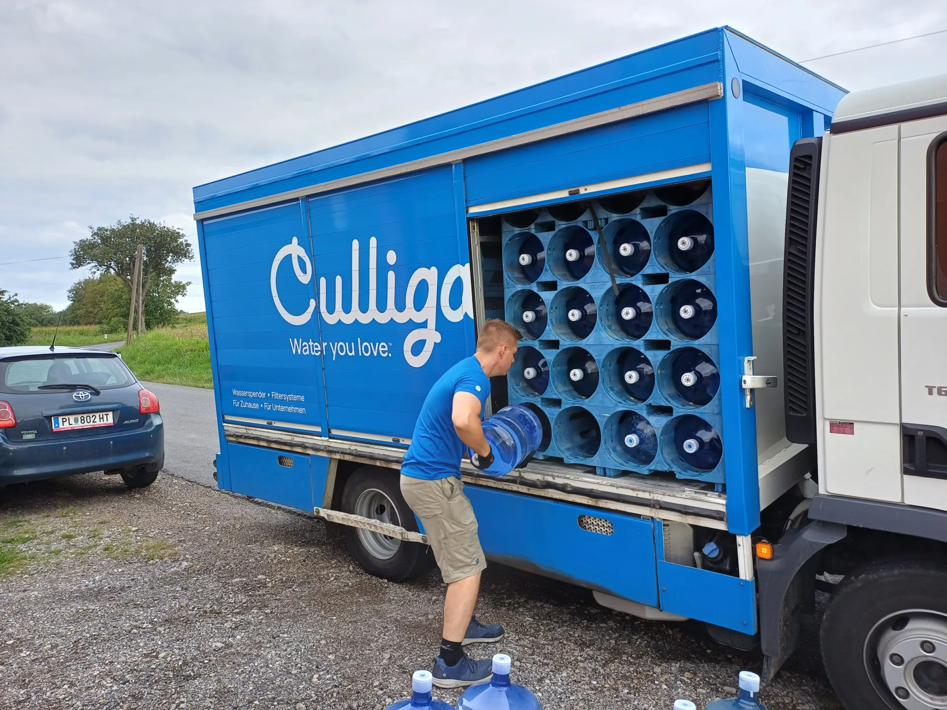 Fahrer entlädt Flaschen