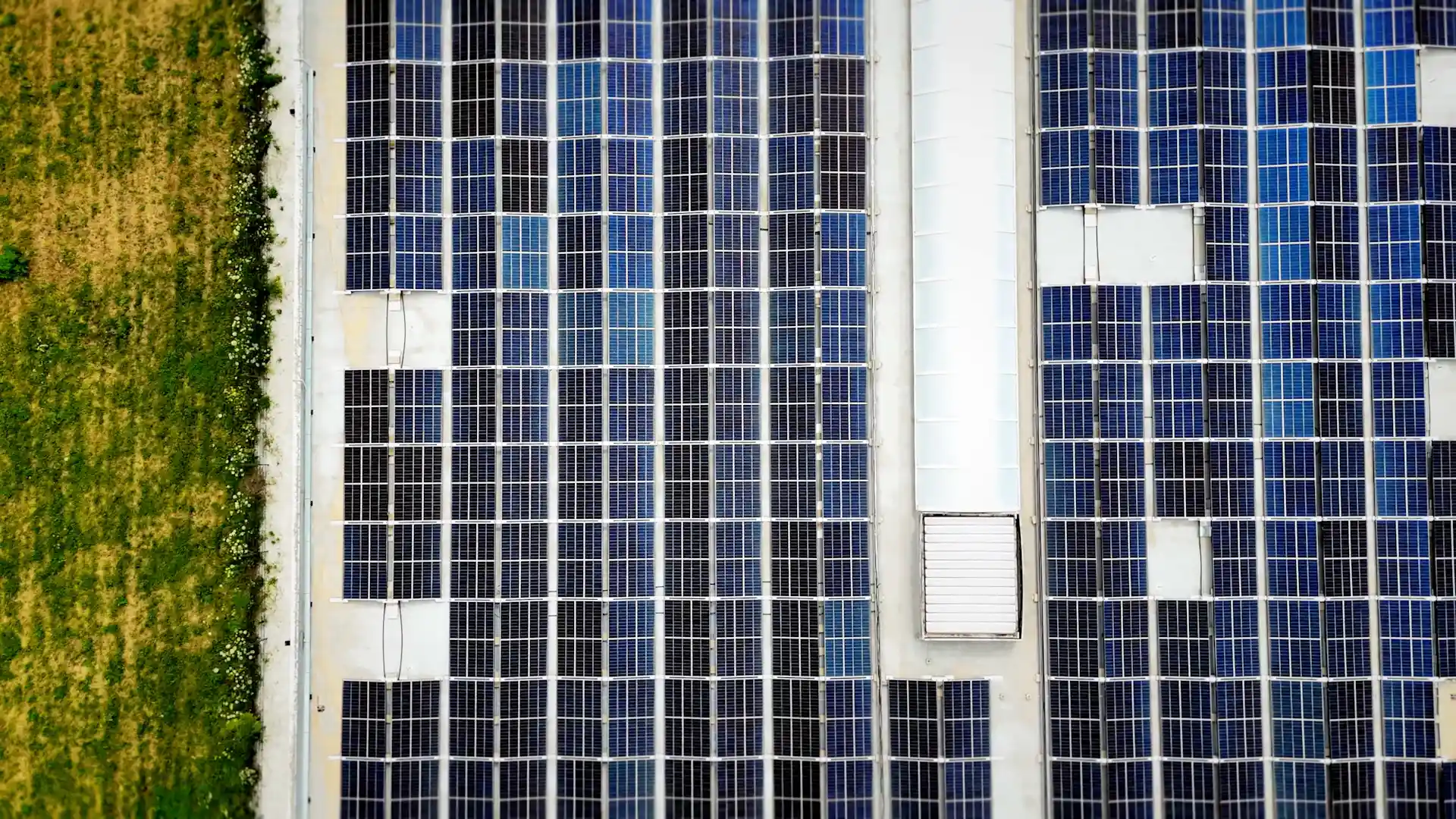 Drohnenaufnahme von Solarpanels auf der Wand der Culligan Quelle
