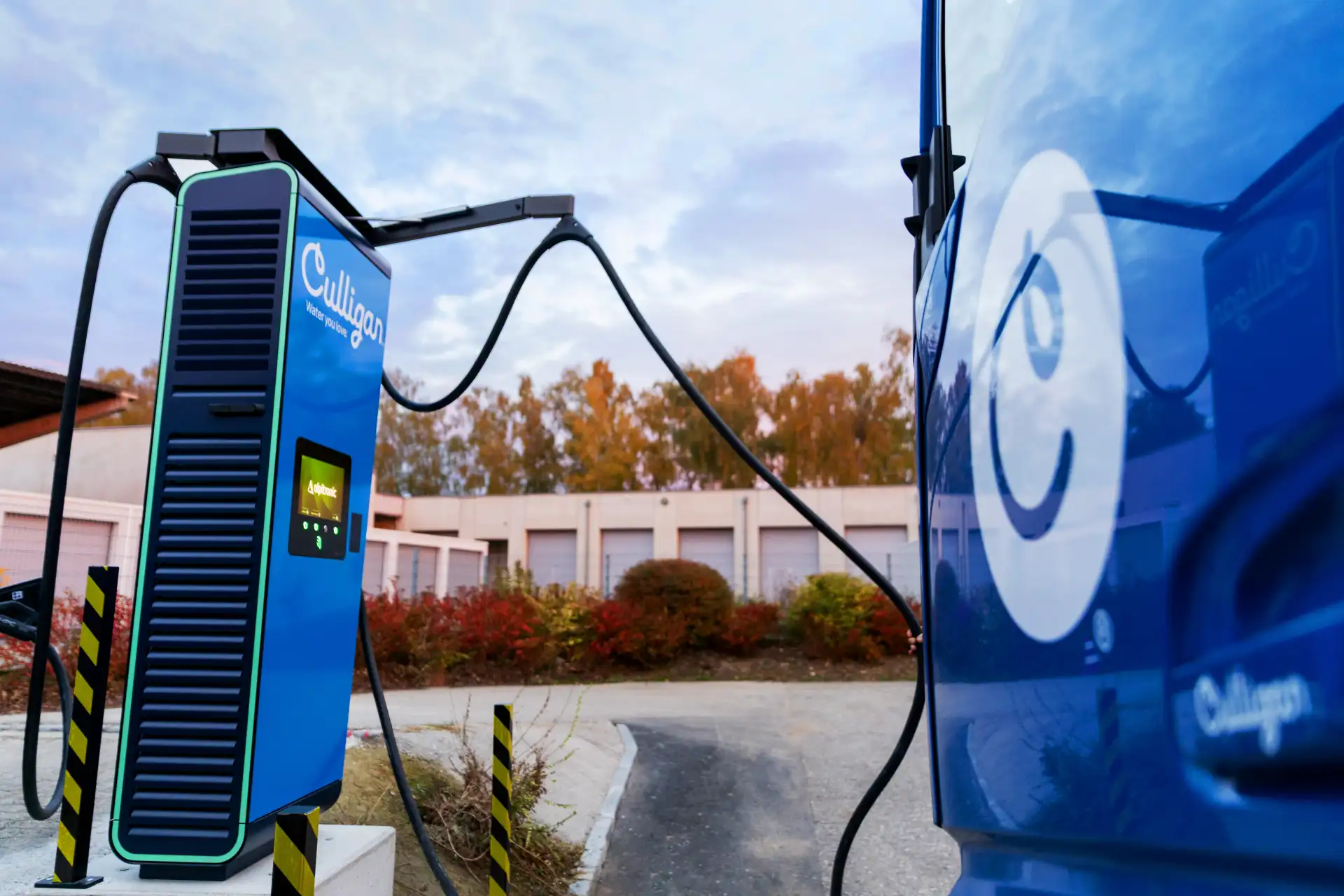 Nahaufnahme Culligan Hypercharger und E-LKW