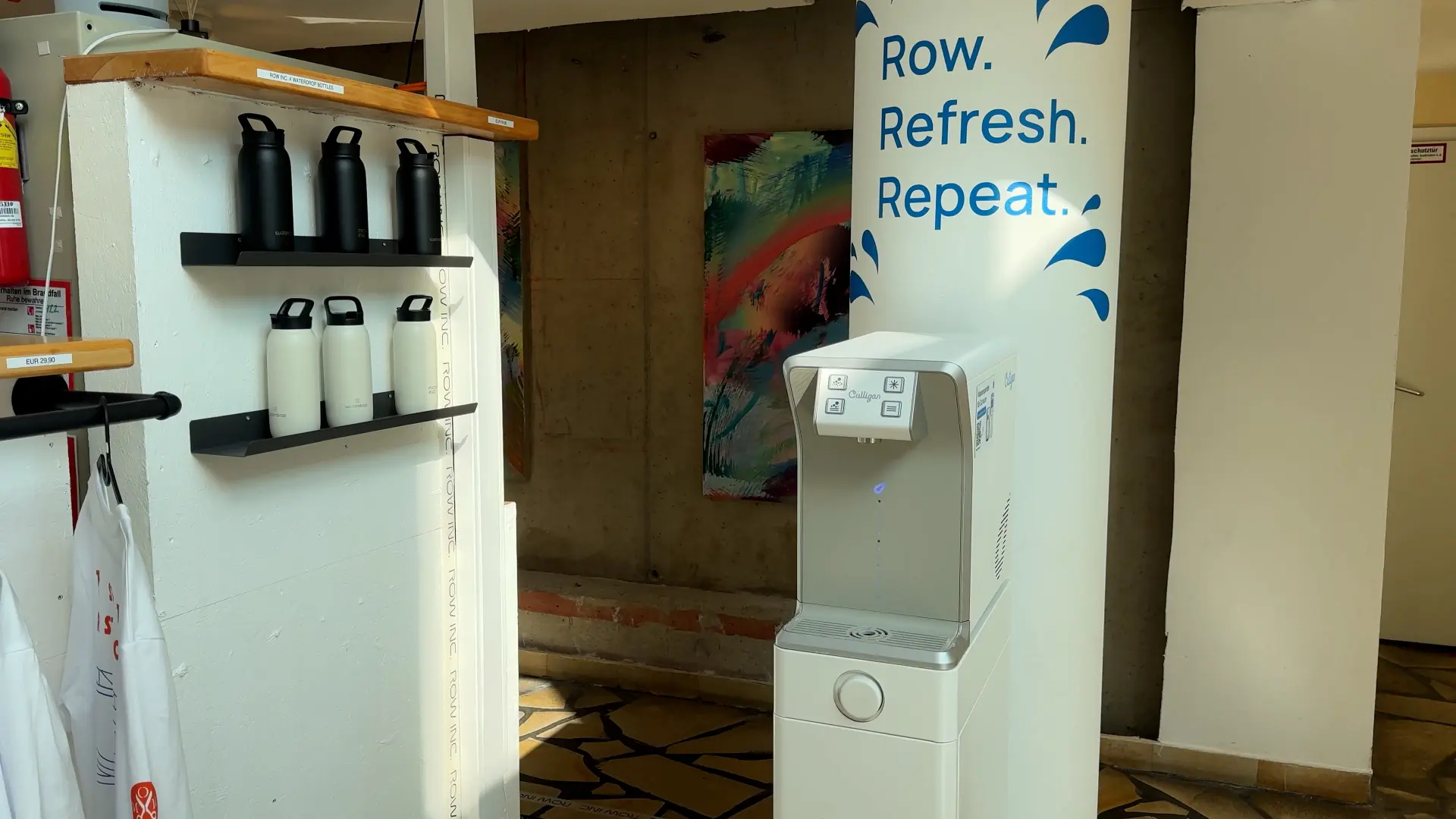 Culligan Wasserspender am Row Inc Standort bei Säule mit Aufschrift: Row. Refresh. Repeat.